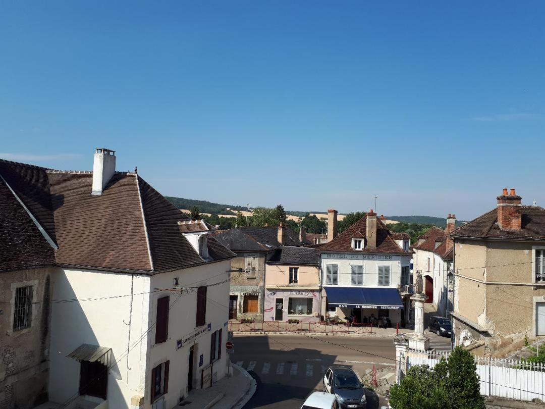 Logement Artiste Entier Centre Village Vermenton Exterior foto